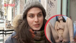 Ersties: Brünette Masturbiert Auf Dem Badezimmerboden